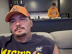 A mis visitas les doy la mejor atención, les invito chelas, agua, chupada de verga y también les meto mi palanca de cambios por el culo asian black gay sex videos