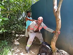 Negão saiu da obra pra dar o cuzão pro guardador de carros carry through parque . asian handsom unconcerned sex videos