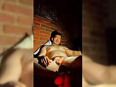 Joven hetero se masturba viendo porno Gay a la luz de la noche asian mms gay sex videos