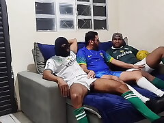 Como será que terminou essa partida de futebol? Adivinhem (Prévia) asian gay sex videos threesome