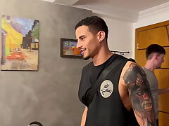 ME CONTRATARAM PRA DAR AULAS PARTICULARES MAS ACABEI COMENDO MEUS ALUNOS. top asian gay sex videos