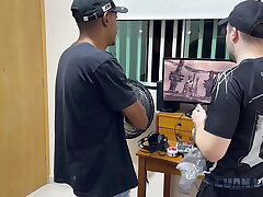 Nerd putinho, não pode ver um Motoboy que quer sentar na rola do trabalhador xxx videos asian gay lovemaking