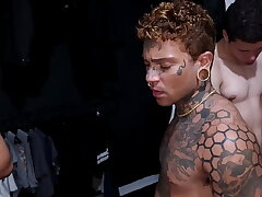 SURUBA COM OS AMIGOS DE REPUBLICA. asian gay sex videos open-air