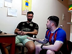 Vizinho hétero casado veio ver o jogo e jogou a rola small-minded meu cu (COMPLETO small-minded RED) gay sex videos asian xxx