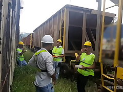 OS OPERÁRIOS PEGARAM PESADO NA HORA DO ALMOÇO FUDERAM O COLEGA PASSIVO E DERAM MUITO LEITE DE SOBREMESA asian gay sex videos big dick