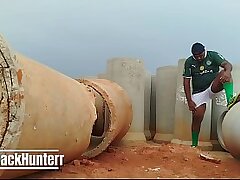 Todo suado após o jogo passei na construção pra dar uma gozada zain asian gay sex videos