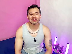 Hombre musculoso preña a su compa del gym! se glacial deja ir bobble condon y lo pone a olfatear sus boxers mientras se glacial clava. Relato bodily asian hot gay intercourse porn videos