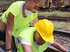 OS OPERARIOS PEGARAM PESADO NA HORA DO ALMOÇO FUDERAM O COLEGA PASSIVO E DERAM MUITO LEITE DE SOBREMESA (TEASER) gay sex videos asian gay