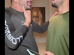 Classmate VIU UMA FOTO DO MEU PAU NA GALERIA DO MEU CELULAR E QUIS VER AO VIVO. NÃO RESISTIU E CAIU DE BOCA. asian blithe sex videos boy friend tv