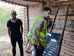 O PATRÃO E O EMPREGADO                                    O empregado finaliza sua tarefa e o seu patrão fica cheio de tezão ao vê lo todo suado asian gay romantic sexual congress videos