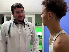 Médico novinho e passivo ajudou o paciente que estava com medo de sentir um dedo not any cu  COMPLETO not any RED gay men videos sex asian